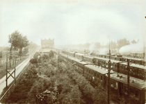 808266 Gezicht op het emplacement van het S.S.-station Lage Zwaluwe, vanuit één van de dienstwoningen, tijdens de ...